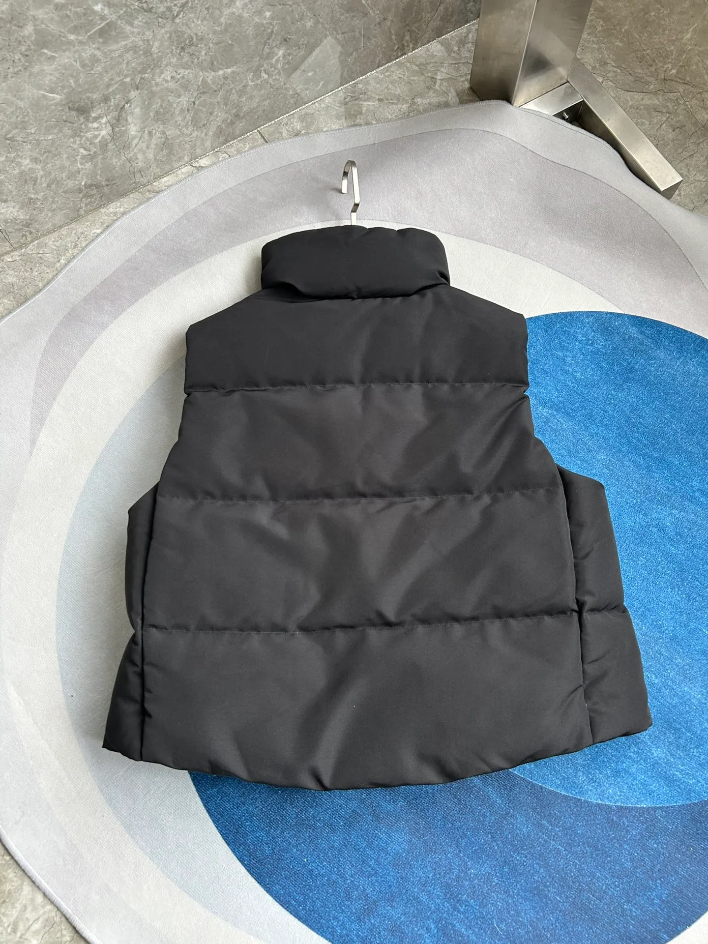 P600 2267WB Grandview black label women's short vest. Constructed from Arctic Tech recycled fabric®, it features a cinchable hem for sleek styling and storage. Color: black. Size: XS S M L XL.